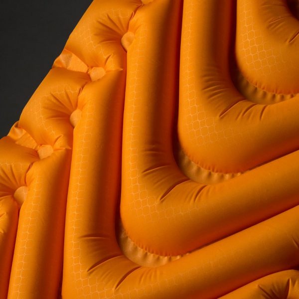 Klymit „Insulated V Ultralite SL“ pripučiamas miego kilimėlis – Oranžinis