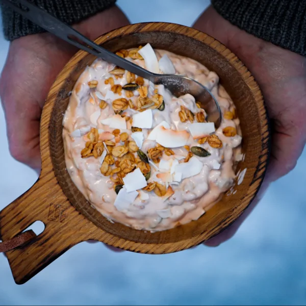 Trail ORGANIC FOOD Braškių jogurtas su meduje skrudintais dribsnais